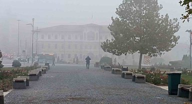 Sivas'ın tarihi kent meydanı sislere gömüldü