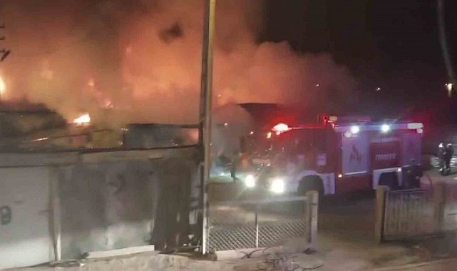 Sivas'ta ahır yangını geceyi aydınlattı