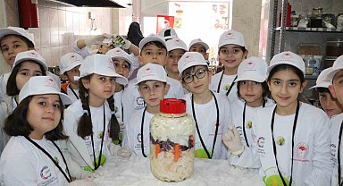 Sivas'ta minikler turşu kurup tarhana paketledi