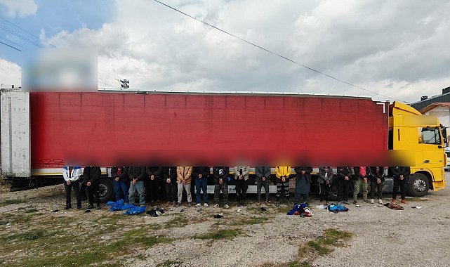 Sivas'ta tır dorsesinde 18 kaçak göçmen yakalandı, sürücüler tutuklandı