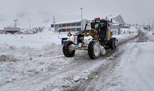 Sivas'ta yoğun kar nedeniyle 46 yerleşim yerine araç ulaşımı sağlanamıyor