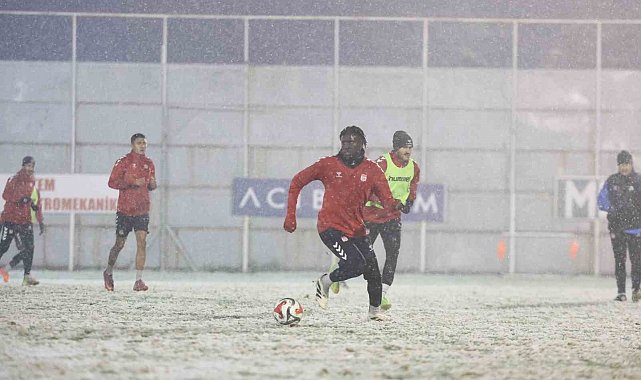 Sivasspor kar altında çalıştı