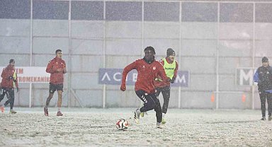 Sivasspor kar altında çalıştı
