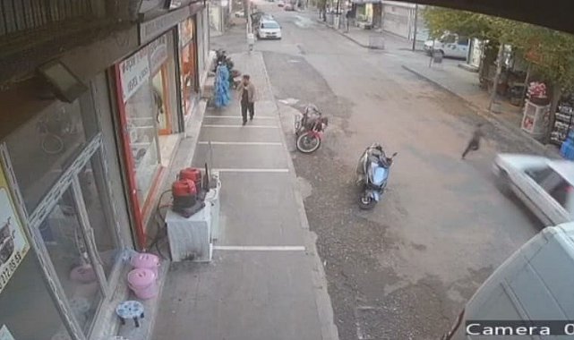 Siverek'te otomobilin çarptığı çocuk, ayağa kalkarak kaçtı