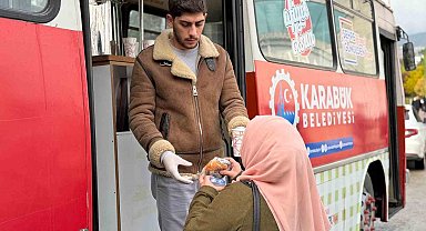 Soğuk sabahlar belediyenin çorba ikramıyla ısınıyor