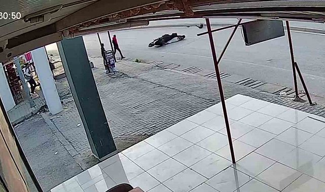 Sokak köpeğine çarpan motosikletli metrelerce sürüklendi