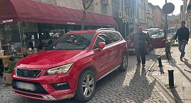 Sokak ortasına otomobilini bırakıp işlerini halletmeye gitti