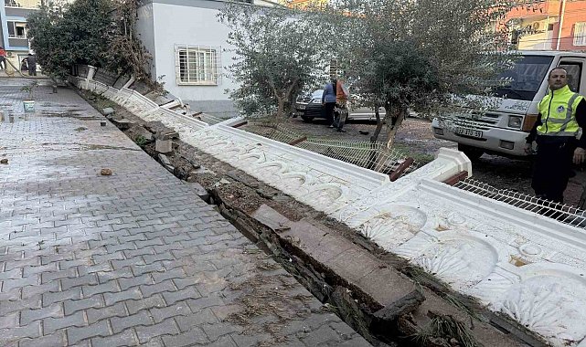 Su basan sitenin istinat duvarı yıkıldı