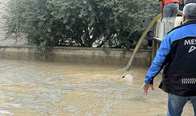 Su borusu patladı: Site bahçeleri suya gömüldü