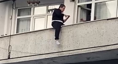 Sultangazi'de balkondan atlamak isteyen genç yürekleri ağza getirdi