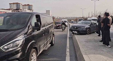 Sultangazi'de kamyonun sıkıştırdığı otomobil refüje çıktı: 1 Yaralı