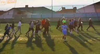 Taraftarlar sahaya girdi, maç tatil edildi