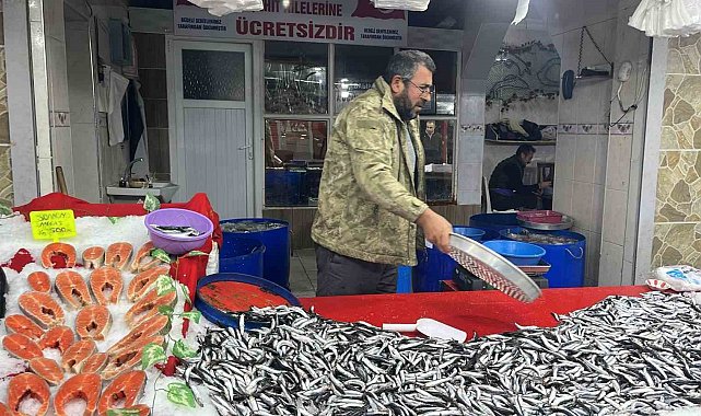 Tavşanlı balık pazarında en çok hamsi ilgi görüyor