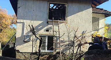 Tavşanlı'da 2 katlı ahşap ev yandı