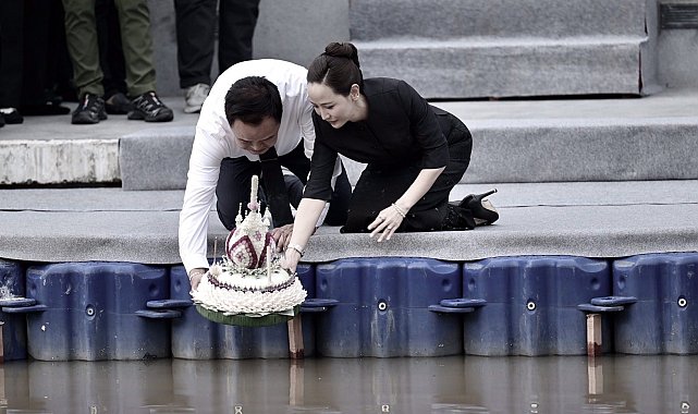 Tayland'da Yüzen Fener Festivali