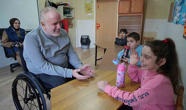 Tekerlekli sandalyeli öğretmen, özel öğrencilere rehber oluyor