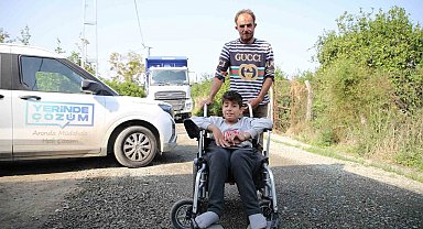 Tekerlekli sandalyesiyle rahat gezebilmesi için sokak asfaltlandı
