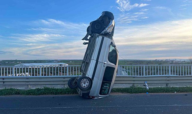 Tekirdağ'da ilginç kaza: Bariyere çarpan araç dik durdu, 2 kişi yaralandı
