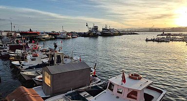 Tekirdağ'da lodos fırtınası balıkçıları denize çıkartmadı
