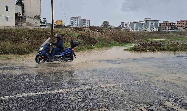 Tekirdağ'da şiddetli sağanak yolları dereye çevirdi