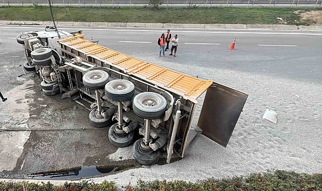 TEM Otoyolu'nda mıcır yüklü kamyon devrildi: 1 yaralı