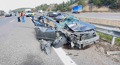 TEM'de otomobil kamyona çarptı: 3 yaralı