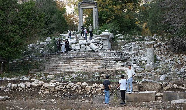 Termessos'ta ilk kazıda dans eden kadınlar mezarı, Antiochis'in anıt mezarı ve figürlü lahit parçaları ortaya çıkarıldı