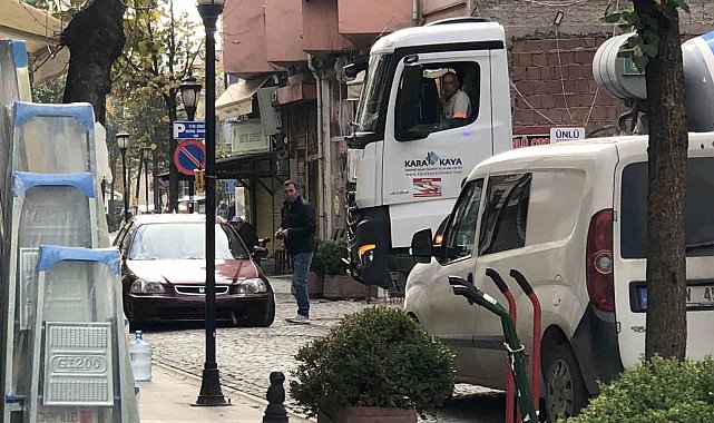 Ters yönden gelen plakasız otomobil ambulansın ilerlemesini engelledi