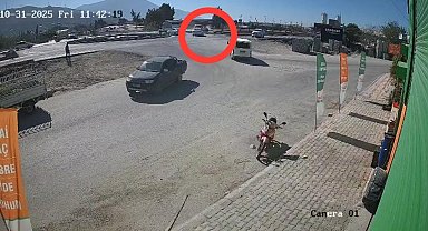 Ticari araç 2 motosiklete çarptı: 1 ölü, 5 yaralı