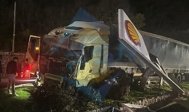 Tır önce yön tabelasına çarptı ardından akaryakıt istasyonuna girdi