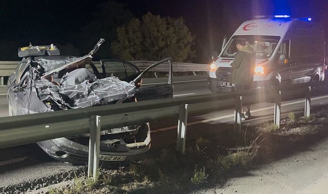 Tıra arkadan çarpan otomobil hurda yığınına döndü: 1 ölü