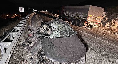 Tıra çarpan otomobilde 4 kişi yaralandı