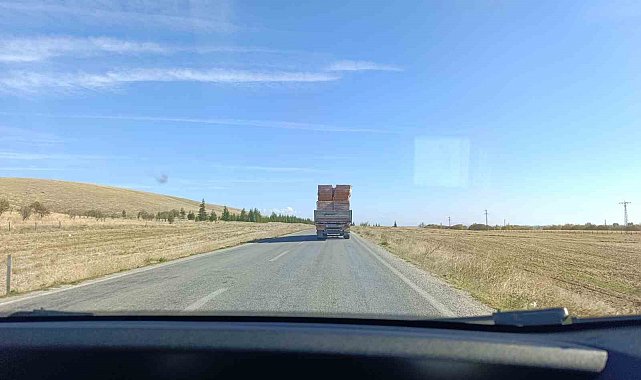 Tırın taşıdığı tuğlalar ile tehlikeli yolculuğu kamerada