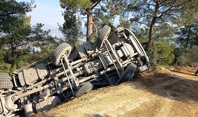 Toprak yolda uçuruma yuvarlanan hafriyat kamyonunun sürücüsü yaralandı
