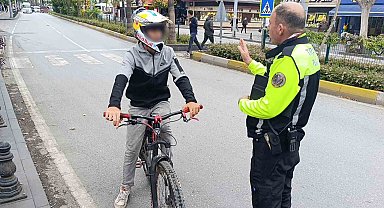 Trafik polisinden trafiği tehlikeye düşüren bisikletliye nasihat: "Bisiklete ceza yazılmaz diye düşünmeyin"