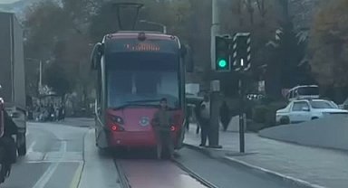 Tramvayın arkasına tutunarak yolculuk eden çocuk yürekleri ağıza getirdi