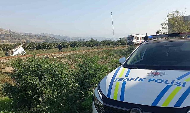 Trenin çarptığı kamyonet ikiye bölündü: 1 yaralı