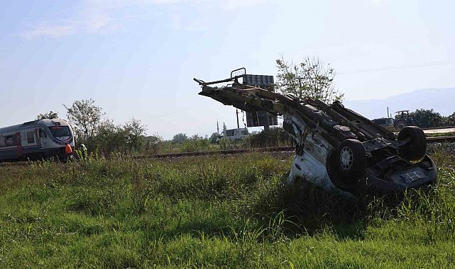 Trenin çarptığı kamyonet paramparça oldu