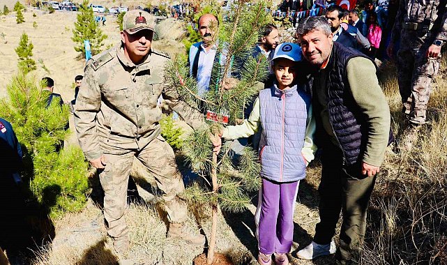 Tuğgeneral Öz, şehit yakınlarıyla fidan dikti