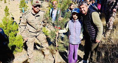 Tuğgeneral Öz, şehit yakınlarıyla fidan dikti