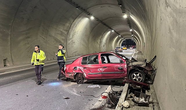 Tünelde feci kaza: Aracın motoru metrelerce ileri savruldu, hız kadranı 200'de takılı kaldı