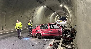 Tünelde feci kaza: Aracın motoru metrelerce ileri savruldu, hız kadranı 200'de takılı kaldı