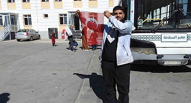 Türkiye'de büyüyen Suriyeli, ülkesine Türk Bayrağını öperek döndü
