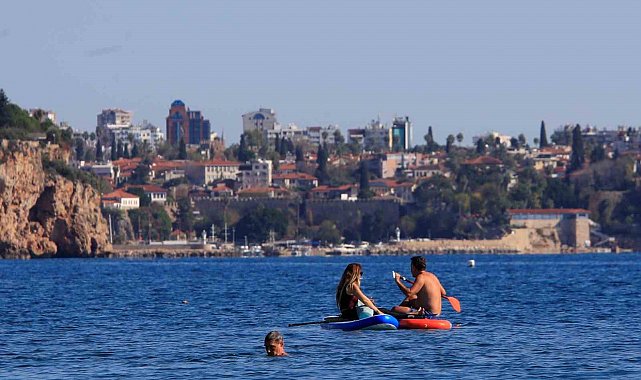 Türkiye'de karla mücadele başlarken, Antalya'da deniz mevsimi devam ediyor