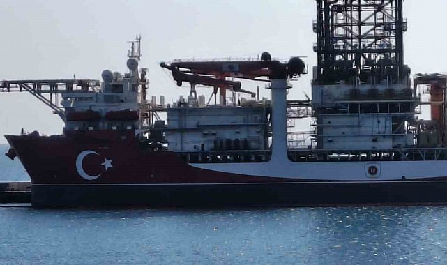 Türkiye'nin 228 metrelik denizdeki yeni gücü: Türkiye'nin rengine boyandı