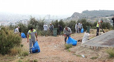 Üç hafta önce 60 çuval çöp toplanan caddeden bu sefer 80 çuval çöp çıktı