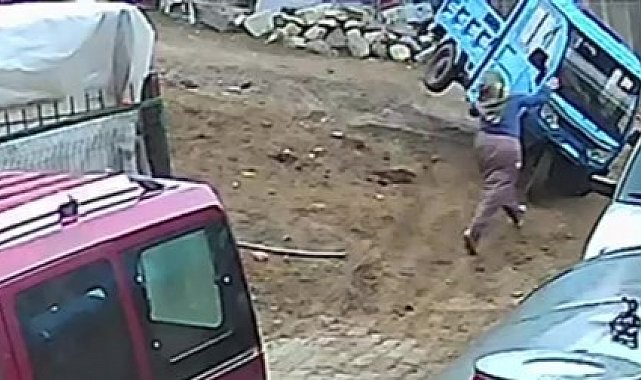 Üç tekerlekli motosiklet dengesi kaybolunca devrildi: Kaza anı kamerada
