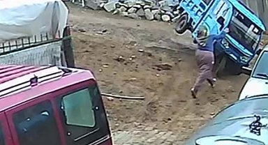 Üç tekerlekli motosiklet dengesi kaybolunca devrildi: Kaza anı kamerada