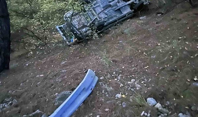 Uçuruma yuvarlanan araçtaki vatandaşı AFAD ekipleri çıkardı