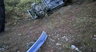 Uçuruma yuvarlanan araçtaki vatandaşı AFAD ekipleri çıkardı